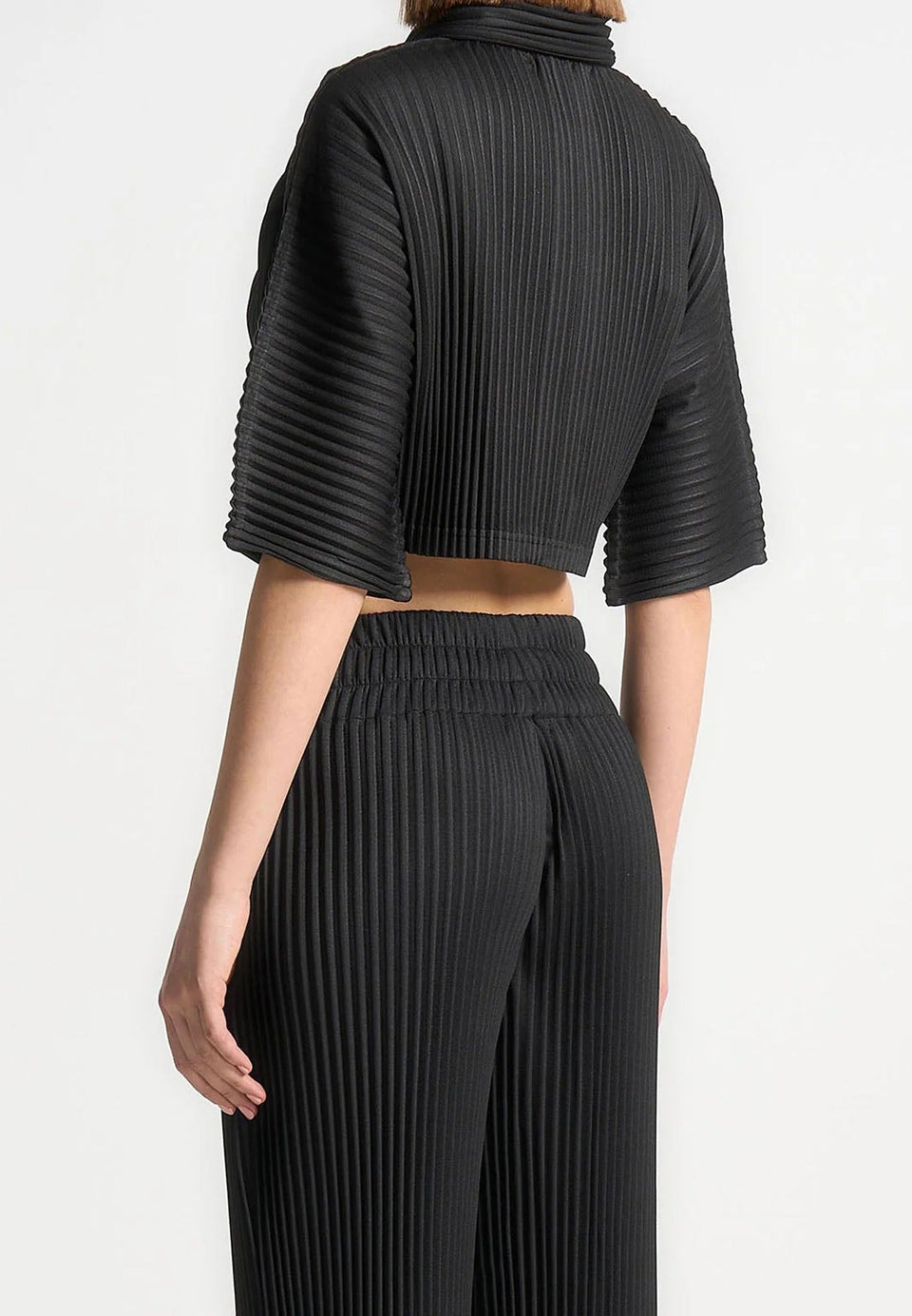 pleated-cropped-shirt-black-1