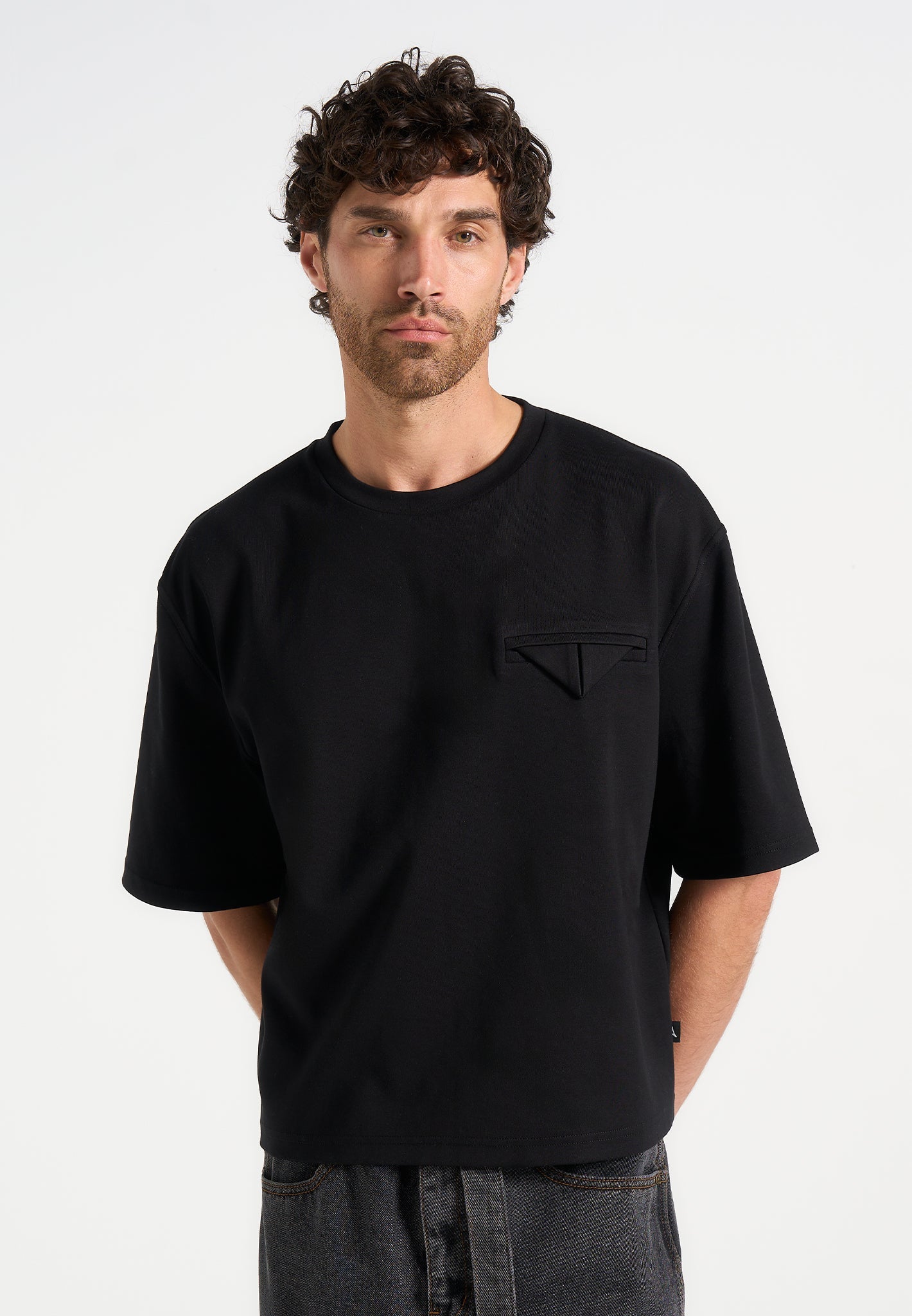 Leon - Boxy Cropped T-Shirt - Black