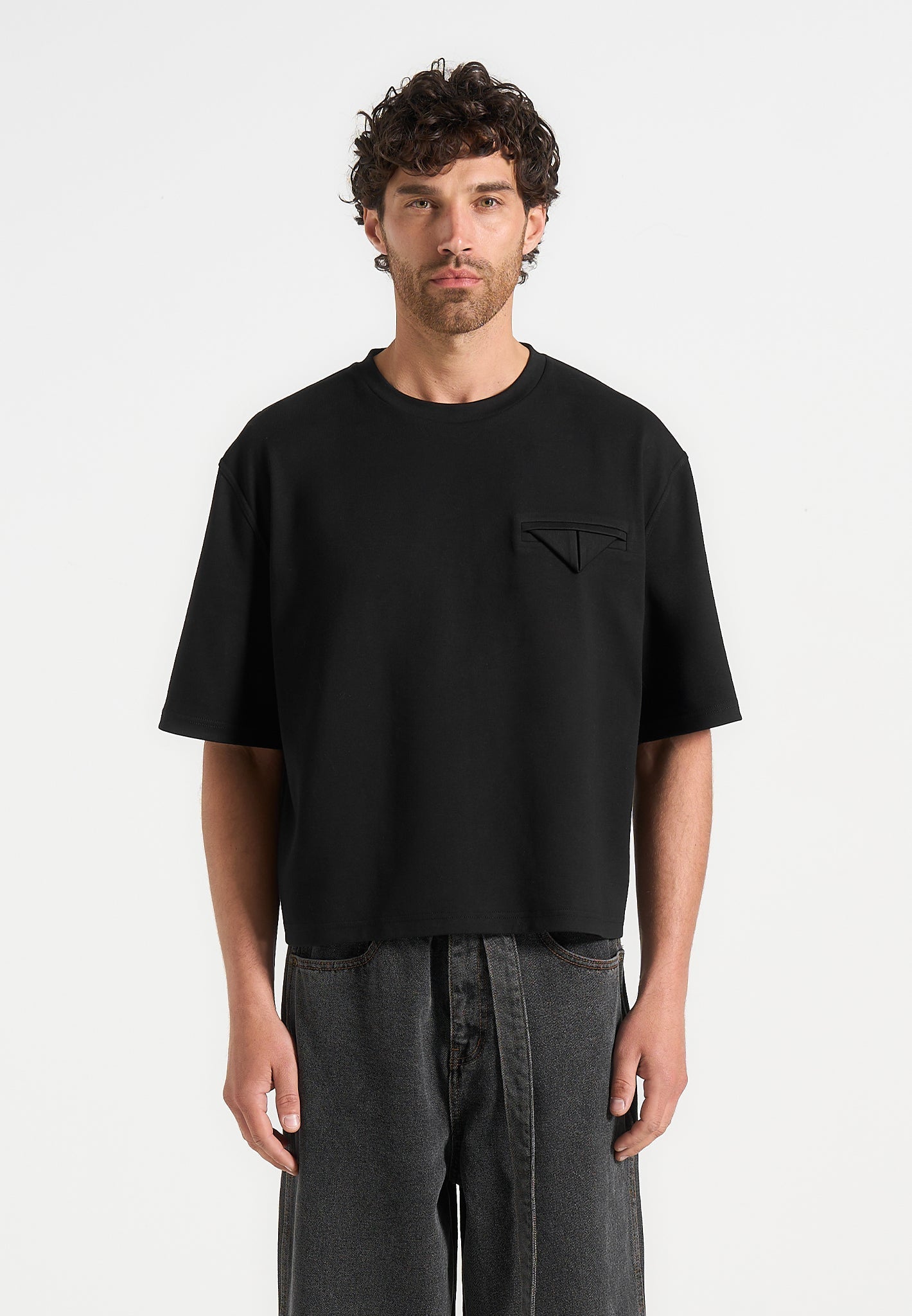 Leon - Boxy Cropped T-Shirt - Black 