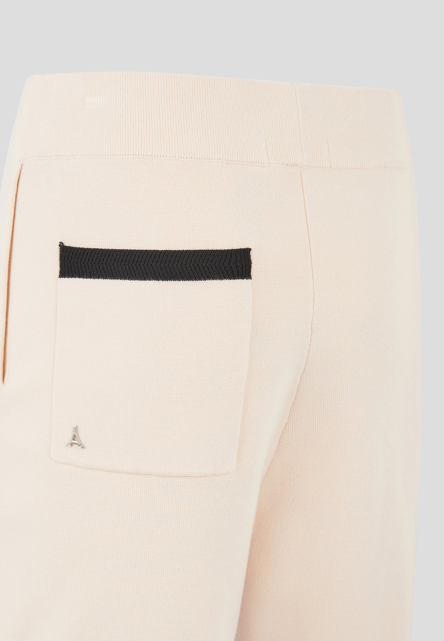 contrast-detail-knit-shorts-cream