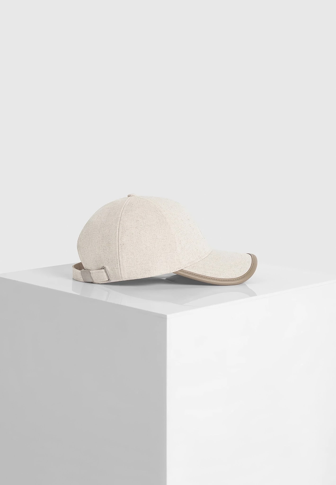 embossed-eiffel-cap-with-leather-trim-natural