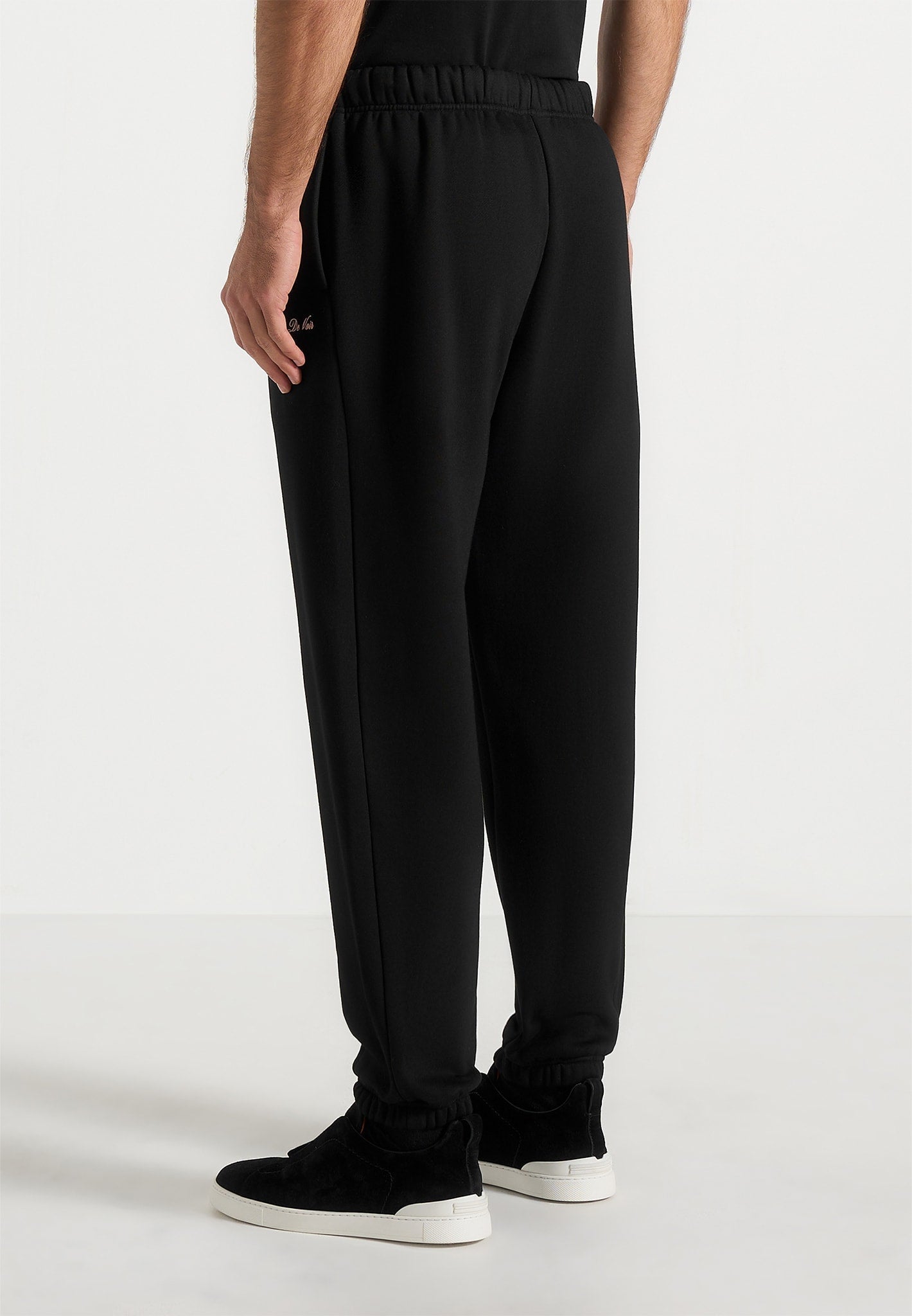 js005-signature-regular-fit-cuffed-joggers-black