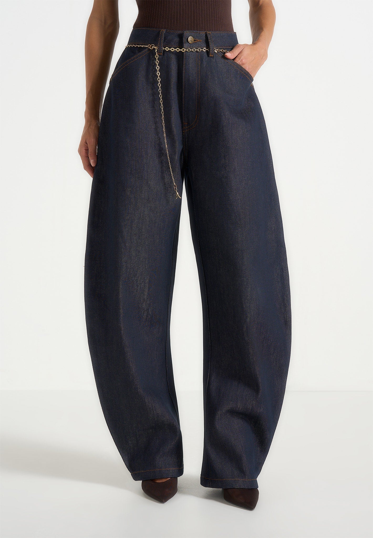 enora-hourglass-jean-with-chain-indigo
