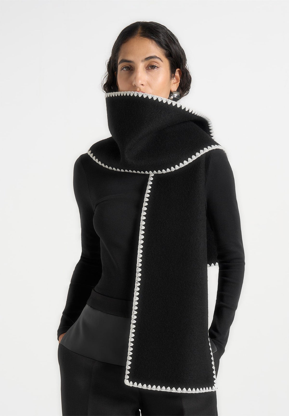 aube-blanket-stitch-wool-scarf-black