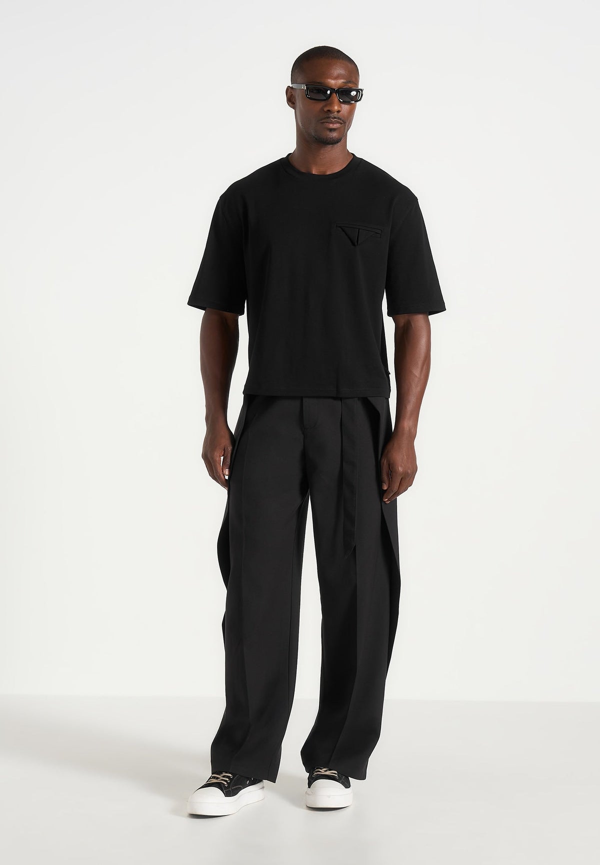 leon-boxy-cropped-t-shirt-black