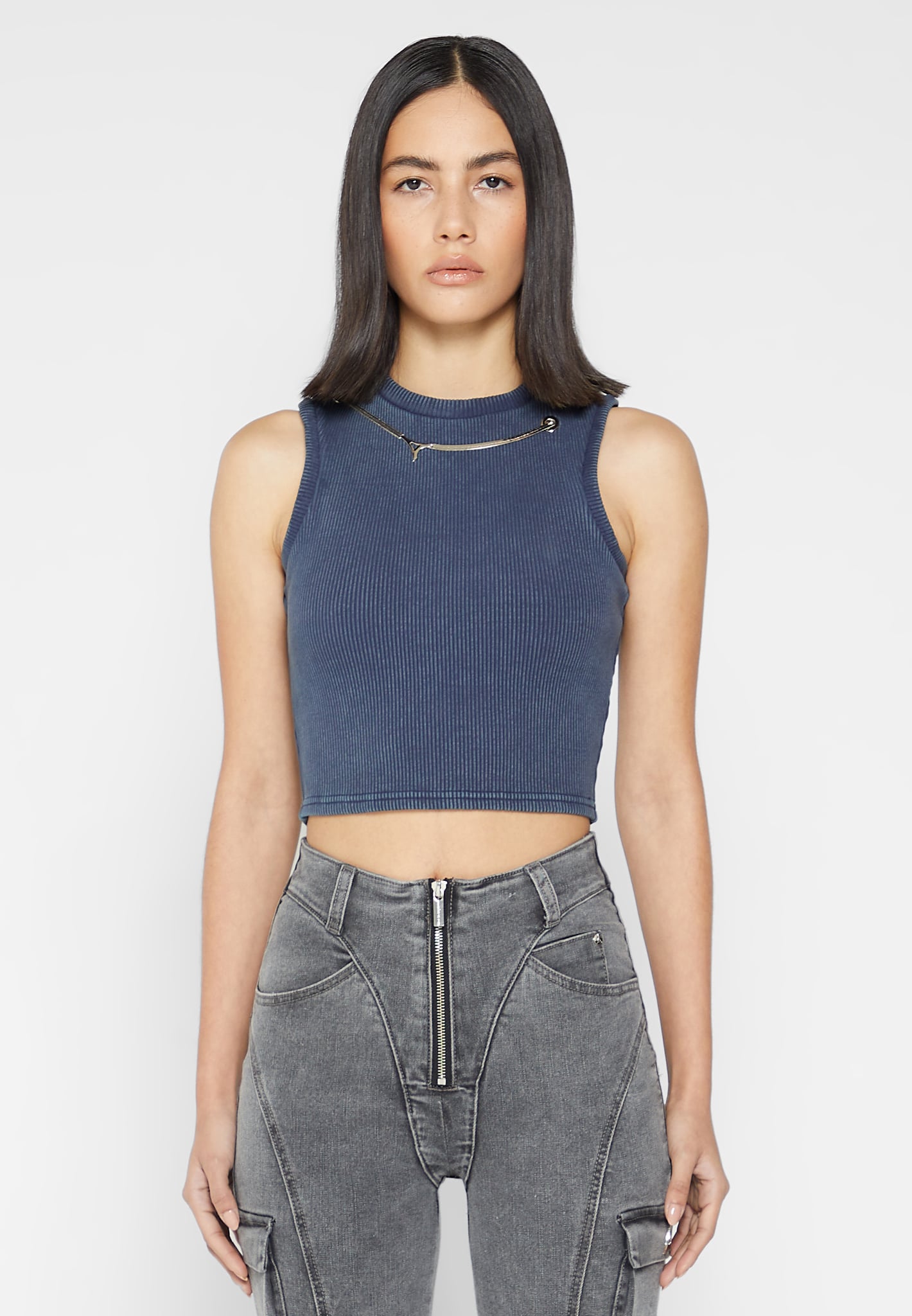 ribbed-crop-top-with-chain-washed-blue