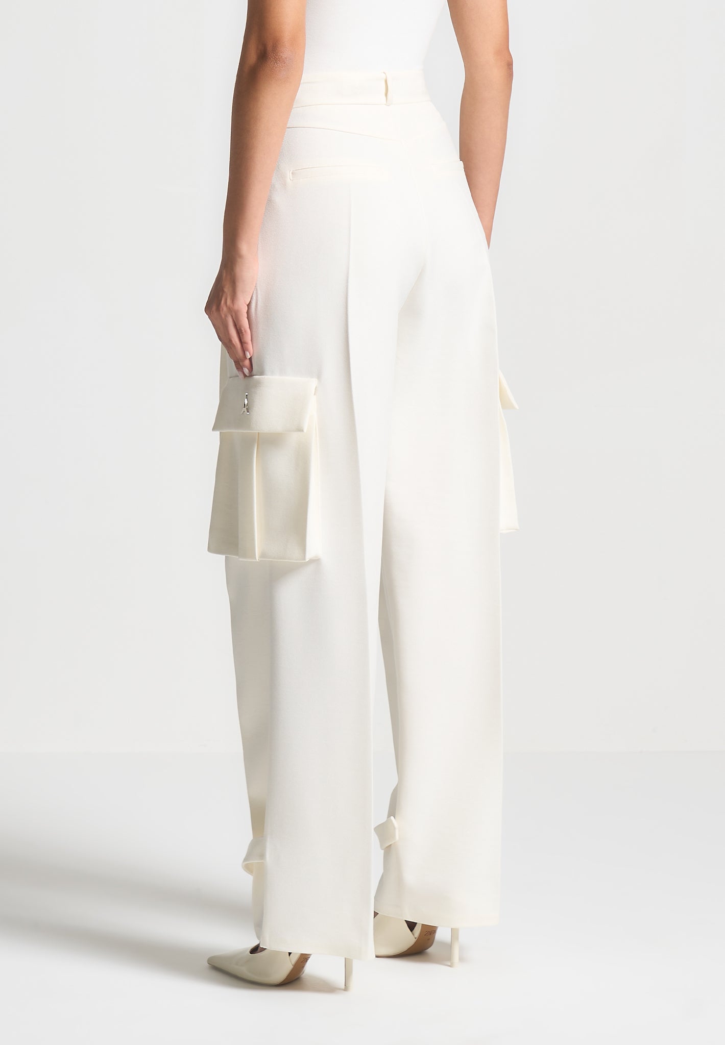 tailored-pleated-cargo-trousers-cream