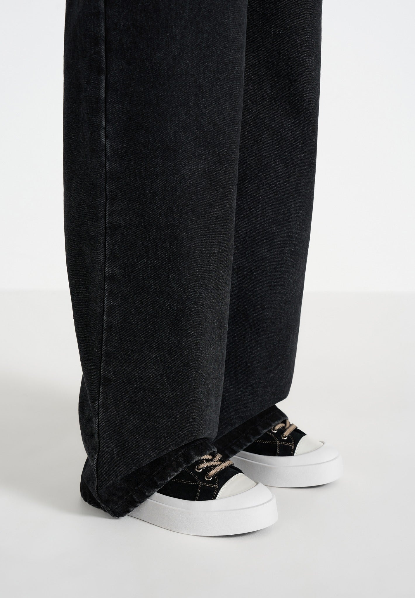 Women's Vienna - Suede Contrast Stitch Sneaker - Black 