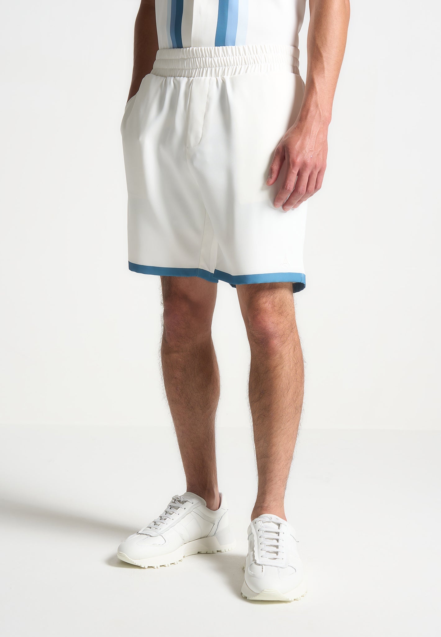 contrast-border-shorts-white-blue