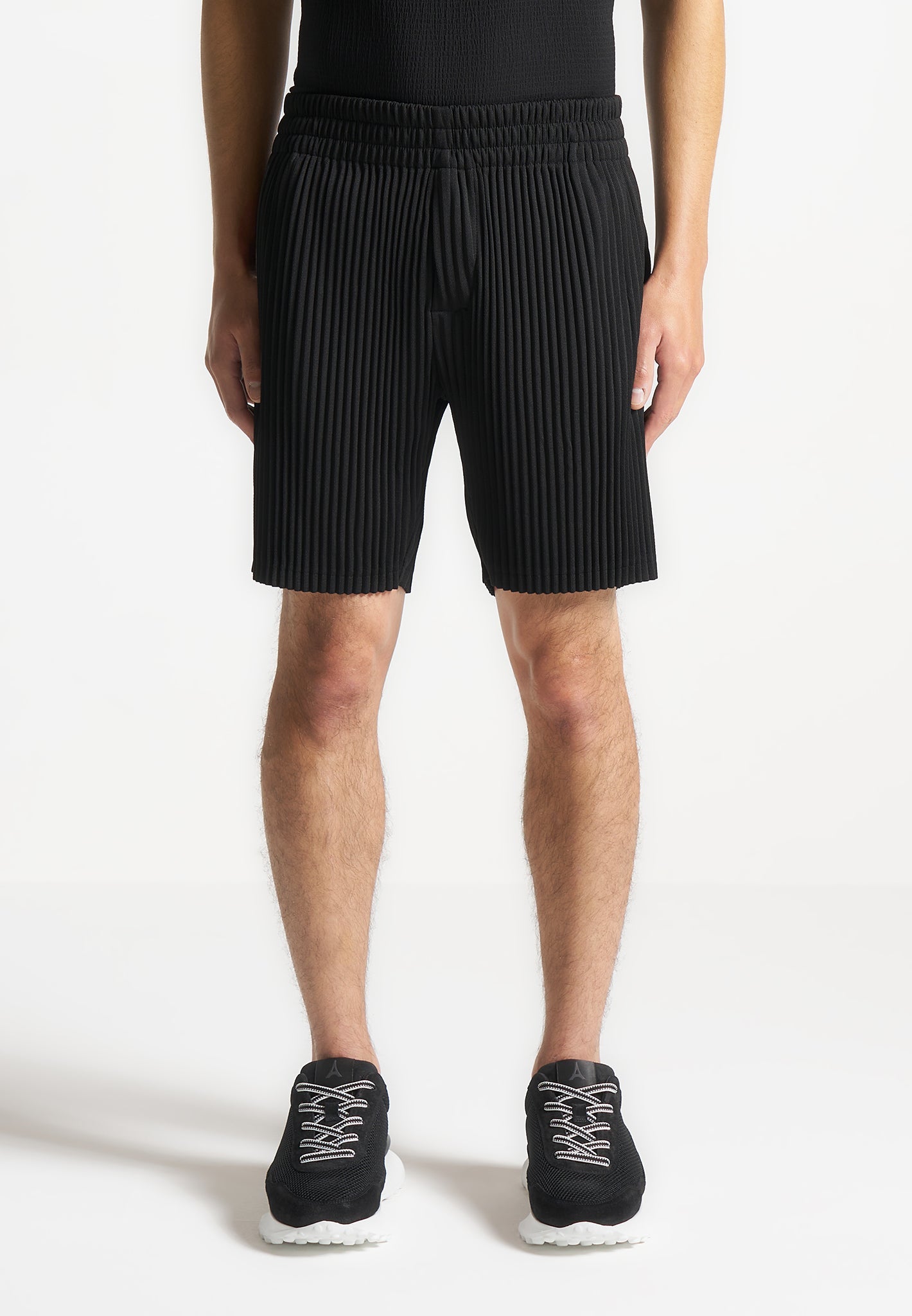 pleated-shorts-black