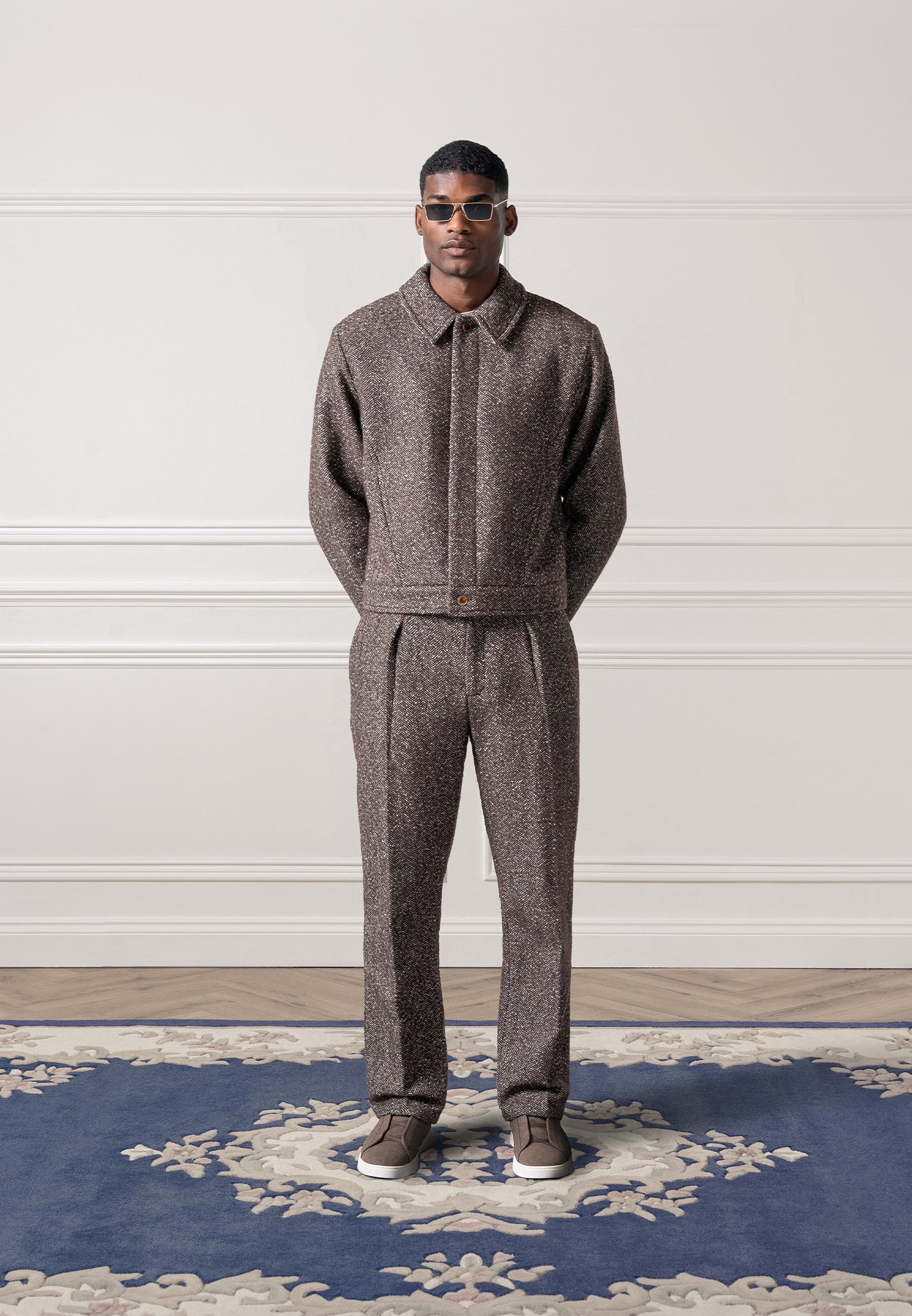 relaxed-fit-herringbone-pleated-tailored-trousers-brown