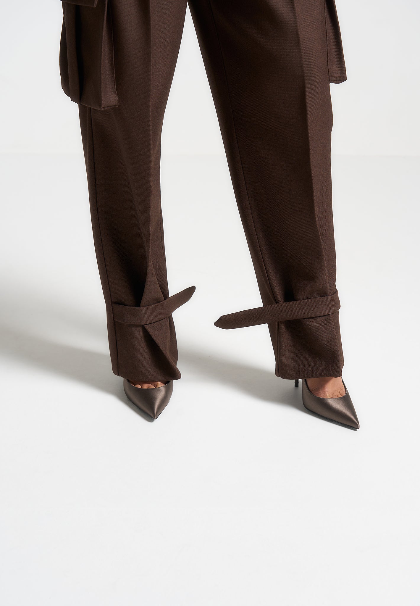 tailored-pleated-cargo-trousers-brown